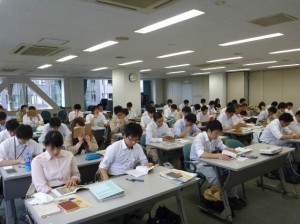 講義に聴き入る研修生 （ふくしま市町村建設支援機構内）