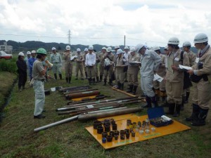 ボーリングツールズを解説する矢内技術委員 （福島県立明成高校敷地内）